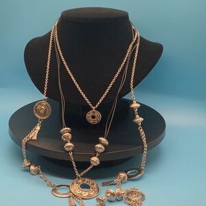 #G65.  Chic Silver Necklace Set with Intricate Detailing